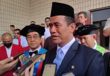 Pembukaan Lahan 1 Juta Hektar, Mentan: Target Indonesia Negara Swasembada Pangan FOTO: Menteri Pertanian Republik Indonesia, Dr. Andi Amran Sulaiman, MP, saat diwawancarai awak media usai menghadiri prosesi Wisuda Periode April 2025 di Baruga AP Pettarani, Tamalanrea, Kamis (10/4). (Properti Humas Unhas)