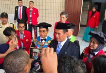 Motivasi Menteri Pertanian kepada Wisudawan Unhas Periode April 2025 FOTO: Menteri Pertanian Republik Indonesia, Dr. Andi Amran Sulaiman, MP, saat diwawancarai awak media usai menghadiri prosesi Wisuda Periode April 2025 di Baruga AP Pettarani, Tamalanrea, Kamis (10/4).