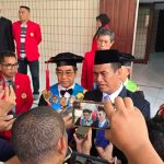 Mentan Bantah Tudingan Pembukaan Lahan di Merauke Hutan Lindung FOTO: Menteri Pertanian Republik Indonesia, Dr. Andi Amran Sulaiman, MP, saat diwawancarai awak media usai menghadiri prosesi Wisuda Periode April 2025 di Baruga AP Pettarani, Tamalanrea, Kamis (10/4).