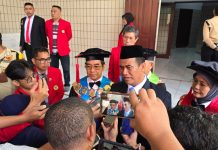 Mentan Bantah Tudingan Pembukaan Lahan di Merauke Hutan Lindung FOTO: Menteri Pertanian Republik Indonesia, Dr. Andi Amran Sulaiman, MP, saat diwawancarai awak media usai menghadiri prosesi Wisuda Periode April 2025 di Baruga AP Pettarani, Tamalanrea, Kamis (10/4).