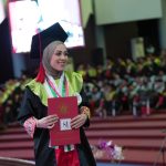 dr. Hanadi: Terima Kasih Unhas, Ilmu Ini untuk Palestina, Prof JJ: Beasiswa Unhas Memberi Manfaat bagi Kemanusiaan FOTO: dr. Hanadi Y.M. Shaheen, mahasiswi Universitas Hasanuddin Makassar asal Palestina usai diwisuda bersama 1.612 orang. (Properti Humas Unhas)