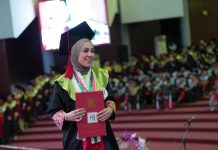 dr. Hanadi: Terima Kasih Unhas, Ilmu Ini untuk Palestina, Prof JJ: Beasiswa Unhas Memberi Manfaat bagi Kemanusiaan FOTO: dr. Hanadi Y.M. Shaheen, mahasiswi Universitas Hasanuddin Makassar asal Palestina usai diwisuda bersama 1.612 orang. (Properti Humas Unhas)