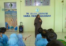 Halal Bihalal Warnai Hari Pertama Sekolah di TK Islam Terpadu Darul Fikri Makassar FOTO: Kepala TK IT Darul Fikri Makassar, Ibu Andi Irmayanti Mengawali hari pertama masuk sekolah pasca libur Idulfitri 1446 H, TK Islam Terpadu (TK IT) Darul Fikri Makassar menggelar kegiatan Halal Bihalal bersama seluruh guru dan murid, Rabu pagi (9/4). (Istimewa)