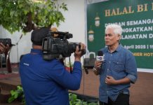 Datang dari Berbagai Daerah di Indonesia, Alumni FTI UMI Gelar Halal Bihalal, Amran Wahid: Jaga Terus Silahturahmi FOTO: Ketua Ikatan Alumini FTI UMI Kolonel Kav. Ir Amran Wahid, S.T., M.M IPM saat di wawancara awak media usai pelaksanaan halal bihalal di hotel condotel, Jalan Jend. M. Jusuf No.1, Pattunuang, Makassar pada Kamis (10/4/2025). (Istimewa)