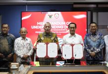 Berdampak Nyata, Pemda Banggai Laut Perpanjang Kerja Sama Dengan Unhas FOTO: Rektor Unhas Prof. Dr. Ir. Jamaluddin Jompa, M.Sc dan Bupati Banggai Laut, Sofyan Kaepa, S.H., M.Si usai melakukan Memorandum of Understanding (MoU) di Ruang Rektor, Lantai 8 Gedung Rektorat, Kampus Unhas Tamalanrea, Makassar, Jumat (11/04). (Properti Humas Unhas)