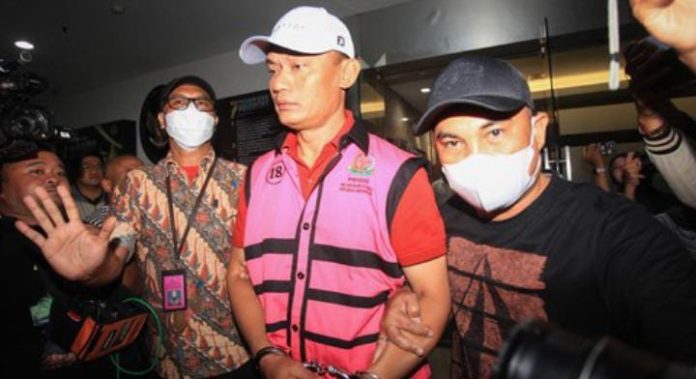 IMG-20250414-WA0190 FOTO: Kepala Pengadilan Negeri Jakarta Selatan, Muhammad Arif Nuryanta saat ditahan penyidik pada Dirdik Jampidsus Kejaksaan Agung. Sabtu (12/4/2025). (ANTARA FOTO/RENO ESNIR)