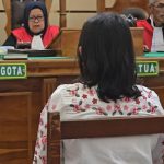 Soal Perkara Dosen Bunuh Suami, Menurut Saksi Terdakwa Sering Cek-Cok FOTO: Fani Sitanggang saat dihadirkan di Pengadilan Negeri Medan dalam kasus dugaan pembunuhan yang dilakukan istri terhadap suami. (Tim)