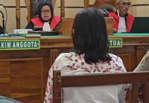 Soal Perkara Dosen Bunuh Suami, Menurut Saksi Terdakwa Sering Cek-Cok FOTO: Fani Sitanggang saat dihadirkan di Pengadilan Negeri Medan dalam kasus dugaan pembunuhan yang dilakukan istri terhadap suami. (Tim)