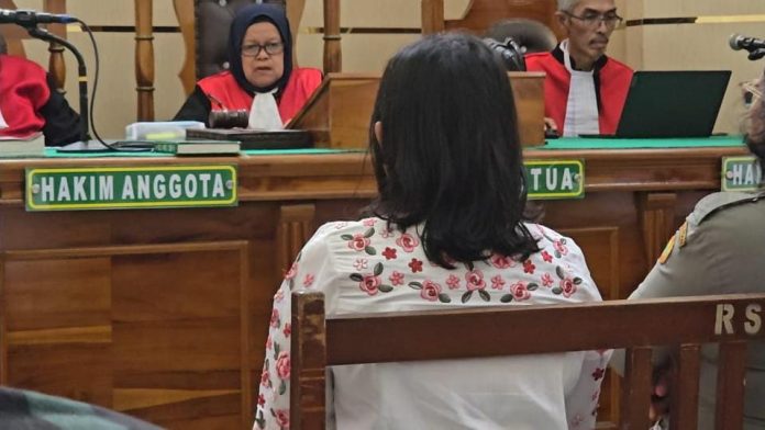 IMG-20250415-WA0035 FOTO: Fani Sitanggang saat dihadirkan di Pengadilan Negeri Medan dalam kasus dugaan pembunuhan yang dilakukan istri terhadap suami. (Tim)