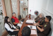 JPU Kejari Gowa Terima Berkas Perkara ASS Pelaku Utama Pembuat Uang Palsu FOTO: Annar Salehuddin Sampetoding (ASS) pelaku utama pembuat uang palsu saat diterima Jaksa Penuntut Umum Kejari Gowa. (Properti Kasipenkum Kejati Sulsel).