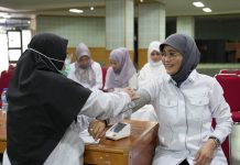 Unhas Laksanakan Pemeriksaan Kesehatan untuk Dosen dan Tendik FOTO: Wakil Rektor Bidang Sumber Daya Manusia, Alumni dan Sistem Informasi, Prof. Dr. Farida Patittingi, S.H., M.Hum., saat melakukan Medical Check-Up, MCU di Lantai 1 Gedung Rektorat, melalui program MCU Goes to Unit, pada Senin (14/4).