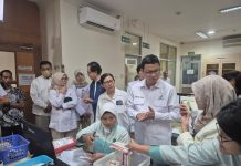 Kepala BPOM RI Lakukan Pengawasan Ketat Pengelolaan Obat Diseluruh RS di Bandung FOTO: Kepala BPOM RI, Prof. Dr. Taruna Ikrar, melakukan visitasi didampingi rita mahyona depyti bidang pengawasan obat dan napza dan pejabat lingkup BPOM ke Instalasi Farmasi Rumah Sakit (IFRS) Santosa Hospital Bandung Central (SHBC), Bandung.