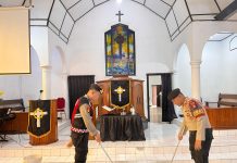 Polres Situbondo Tunjukkan Kepedulian dan Toleransi dalam Menyambut Paskah FOTO: Polres Situbondo Polda Jatim menggelar kegiatan Patroli Dialogis Sambil Bersedekah (Padi Berkah) di Gereja GPIB Jemaat Surya Kasih Situbondo.