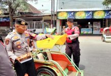 Polres Situbondo Bagikan Nasi Kotak dan Berikan Edukasi Kamtibmas di Terminal