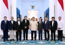 Komisi V Diskusi Bersama Presiden Jalan Inpres Daerah, Akademisi Unhas Apresiasi AIA FOTO: Anggota DPR Dapil 2 Sulsel, Andi Iwan Darmawan Aras berdampingan dengan Presiden Prabowo Subianto usai pertemuan dengan pimpinan Komisi V DPR RI. (Properti Seskab)