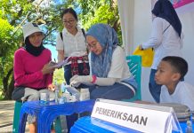 CFD di Hutan Kota Kampus Unhas, PDGKI Sulsel Periksa Gizi Pengunjung FOTO: Salah satu dokter spesialis dari PDGKI Sulsel memeriksa salah pengunjung CFD Unhas di pelataran Sport, Art, and Culture Park, Kampus Unhas, Tamalanrea, Makassar. Minggu (20/4/2025)