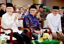 Zulhas Tunjuk Ashabul Kahfi Kepala Bappilu DPP PAN Wilayah Sulawesi, 2 Menteri Ikut Bergabung FOTO: Paling kanan Ketua Umum DPP PAN Zulkifli Hasan dan Pimpinan Pusat (PP) Muhammadiyah, Prof. Dr. K.H. Haedar Nashir, M.Si. (Tengah) dalam kegiatan Halal Bihalal yang digelar oleh PP Muhammadiyah. (Properti via Facebook Zulkifli Hasan)