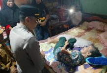 Bakti sosial, Polres Gowa Gandeng Komunitas Jurnalis “Sari’battanna Polres Gowa” FOTO: Kapolres Gowa AKBP Muh. Aldy Sulaiman mengunjungi seorang lansia Kartini (69), yang tengah menderita penyakit stroke dan hidup sendirian di rumah miliknya di Desa Bori' Matangkasa kecamatan Bajeng Barat, senin 21 april 2025.