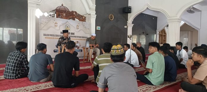 IMG-20250422-WA0017 FOTO: Guru Besar Universitas Islam Negeri Sumatera Utara (UINSU), Prof, Dr, Ansari Yamamah, MA saat memaparkan materinya dalam Mudzakarah Umat Sosialisasi Pancasila sebagai ideologi negara dalam menghempang penyebaran faham Khilafah di Masjid Imanurrahman, Jalan Bakti Luhur, Medan Helvetia. Senin (21/4)