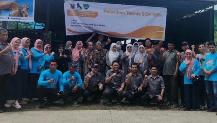IMG-20250422-WA0180(1) FOTO: Mahasiswa Fakultas Peternakan Universitas Hasanuddin saat pelepasan di Rumah Jabatan Bupati Maros (19/4/2025).