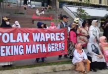 Tolak Wapres Mafia Beras, Aliansi Perempuan Indonesia Gelar Aksi Besar di Hari Buruh Internasional FOTO: Aliansi Rakyat Menggugat menggelar aksi unjuk rasa di depan pusat perbelanjaan mal Sarinah kawasan jalan Thamrin, Jakarta Pusat pada Senin (21/4).