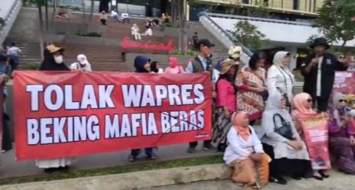 IMG-20250422-WA0186 FOTO: Aliansi Rakyat Menggugat menggelar aksi unjuk rasa di depan pusat perbelanjaan mal Sarinah kawasan jalan Thamrin, Jakarta Pusat pada Senin (21/4).