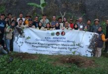 Masih Soal Ijazah Jokowi, Netizen KKN Dimana? FOTO: Ilustrasi KKN Mahasiswa Fakultas Kehutanan Gajah Mada (UGM) mengakhiri pengabdian selama dua bulan di Gunung Gambar, Kapanewonan Ngawen, Kabupaten Gunung Kidul, KKN PPM Tematik UGM Unit Yono VIII Ngawen. (Istimewa)