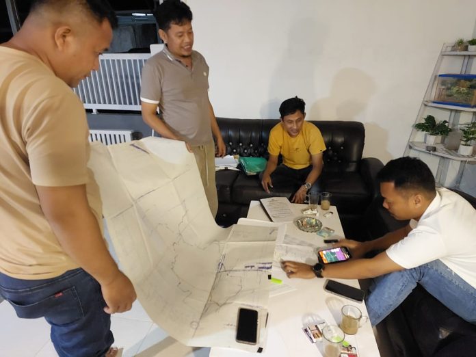 FOTO: Advokat Kantor Hukum HJ Bintang & Partners, Hasri SH., MH saat mendata SHM milik 30 desa.