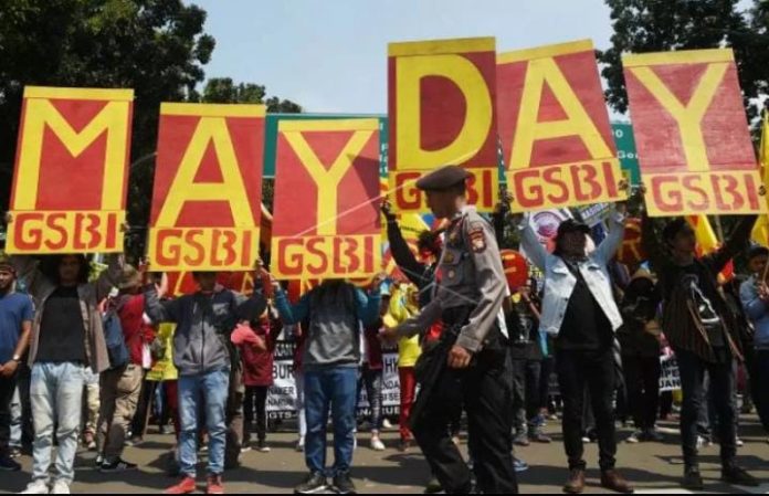 IMG-20250423-WA0132 FOTO: Massa menggelar aksi unjuk rasa memperingati Hari Buruh Internasional atau May Day 2018 di Jakarta, Selasa (1/5). ANTARA FOTO/Akbar Nugroho Gumay/ama/Pri.