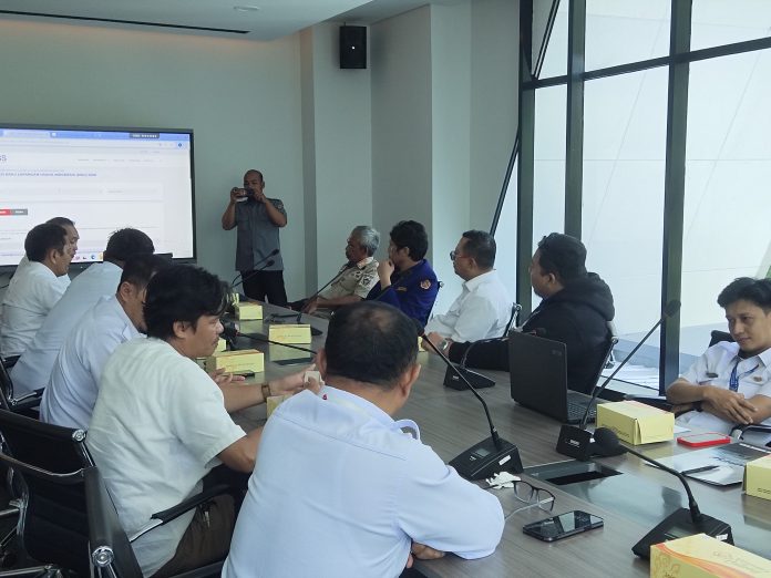 IMG-20250423-WA0157 FOTO: DPMPTSP dan Karang Taruna Makassar menggelar pertemuan membahas tentang izin operasional THM di Makassar berlangsung di gedung Makassar Government Centre (MGC) ruang rapat DPMPTSP, Kelurahan Baru, Ujung Pandang, Makassar pada Rabu (22/4/2025).