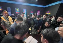 Usai Viral LGBT Aksi Ciuman, Pemprov Sulsel dan Pemkot Makassar datangi THM Helen’s FOTO: Kepala DPMPTSP kota Makassar, Helmy Budiman saat memeriksa dokumen perizinan milik THM Helen's di di Jl. AP Pettarani, Kompleks Ramayana pada Rabu malam hingga Kamis dinihari (23-24 April 2025).