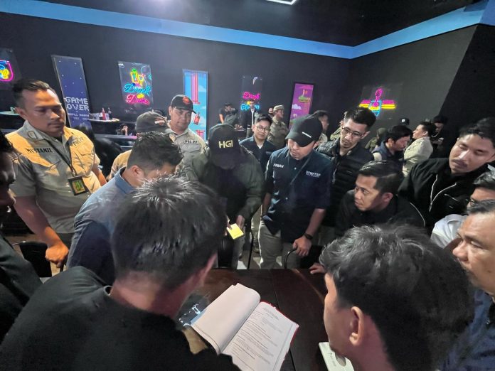 FOTO: Kepala DPMPTSP kota Makassar, Helmy Budiman saat memeriksa dokumen perizinan milik THM Helen's di di Jl. AP Pettarani, Kompleks Ramayana pada Rabu malam hingga Kamis dinihari (23-24 April 2025).