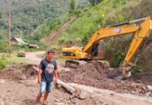 Ketua Komisi III DPRD Tana Toraja Turun Tangan Bantu Warga Bersihkan Longsor