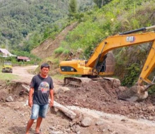 Ketua Komisi III DPRD Tana Toraja Turun Tangan Bantu Warga Bersihkan Longsor