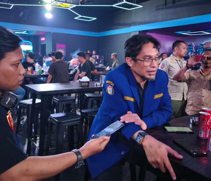 IMG-20250424-WA0045 FOTO: Muhammad Zulkifli, Ketua Karang Taruna Kota Makassar saat di undang pihak DPMPTSP Pemkot Makassar saat sidak THM Helen's di AP Pettarani, Panakukang, Rabu malam.