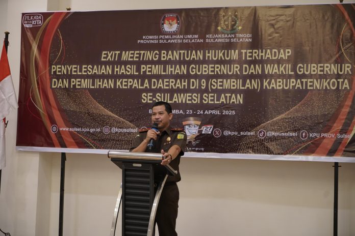 IMG-20250424-WA0103 FOTO: Kejati Sulsel Agus Salim saat menghadiri Exit Meeting Bantuan Hukum terhadap Perselisihan Hasil Pemilihan Umum (PHPU) untuk 9 Pemilihan Kepala Daerah (Pilkada) Se-Sulawesi Selatan yang dilaksanakan di Kabupaten Bulukumba, Kamis (24/4/2025).