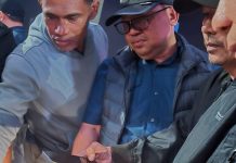 OSS RBA Helen’s Tanpa Proses Verifikasi di DPMPTSP Sulsel, Pemprov Segera Surati Menteri Investasi/BKM FOTO: Kepala Dinas Penanaman Modal dan PTSP Sulawesi Selatan, Asrul Sani saat kelengkapan administrasi perizinan PT Makassar Pettarani Point (Helena Night Mart) yang dilakukan pada Rabu, 23 April 2025 pukul 23.00 WITA.
