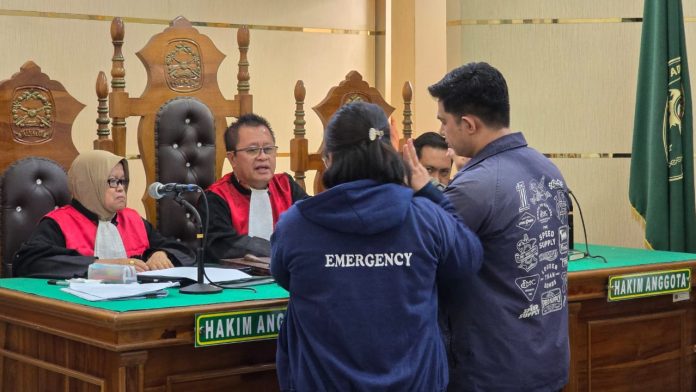 IMG-20250424-WA0255 FOTO: Salah satu saksi dihadirkan di Pengadilan Negeri Medan. Kamis (24/5). Dalam perkara dugaan pembunuhan yang dilakukan Dr. Tiromsi Sitanggang terhadap suaminya, Rusman Maralen Situngkir.