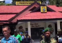 Staf Khusus Benny Wenda, Tentara dan Polisi NRFPB Bakal Dijerat Pasal Makar FOTO: Tangkap layar seorang pria berbaju batik khas Papua warna biru mengaku sebagai staf khusus presiden Benny Wenda saat dikawal oleh Tentara dan Polisi NRFPB. (Sumber video viral di tiktok)