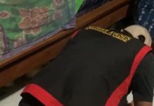 Video Viral, Uang Rp 5,5 miliar di Bawah Kolong Tempat Tidur Hakim FOTO: Tangkapan layar dari video viral saat Tim Satuan Khusus Pemberantasan Korupsi Kejagung saat menggeledah rumah milik Hakim Ali Muhtarom di Jepara, Jawa Tengah.