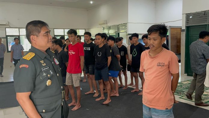 IMG-20250425-WA0114 FOTO: Kepala Staf Kodam (Kasdam) XIV/Hasanuddin, Brigjen TNI Sugeng Hartono, Saat menemui 40 Pelaku penipuan online (Pasobis) asal kabupaten Sidrap.