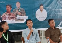 Dialog Publik KAMMI Sumut, Demokrasi Milik Para Elite FOTO: Pengamat Politik UINSU, Dr Faisal Riza, MA pada paparannya dalam Dialog Publik Analisis Kritis Terhadap Kondisi 6 Bulan Pemerintahan Presiden Prabowo Subianto yang diselenggarakan Pengurus Wilayah Kesatuan Aksi Mahasiswa Muslim Indonesia (PW-KAMMI) Sumatera Utara, Sabtu (26/4) dia Rumoh Kupi Jalan Gajah Mada Medan.