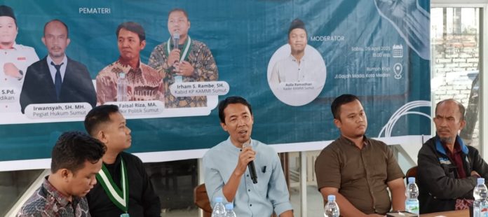 FOTO: Pengamat Politik UINSU, Dr Faisal Riza, MA pada paparannya dalam Dialog Publik Analisis Kritis Terhadap Kondisi 6 Bulan Pemerintahan Presiden Prabowo Subianto yang diselenggarakan Pengurus Wilayah Kesatuan Aksi Mahasiswa Muslim Indonesia (PW-KAMMI) Sumatera Utara, Sabtu (26/4) dia Rumoh Kupi Jalan Gajah Mada Medan.