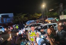 Bupati Dikawal Dandim 1409 dan Kapolres Gowa “Motoran” Malam Minggu FOTO: Bupati Gowa, Siti Husniah Talenrang, Kapolres Gowa AKBP Muh. Aldy Sulaiman, Dandim 1409 Gowa Letkol Inf. Heri Kuswanto, saat diwawancara oleh awak media, disela-sela giat patroli malam. Sabtu(26/4)