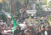Desak Copot Kapolda, HMI Polisi Nyaris Bentrok di Mapolda Sulsel Imbas Dibebaskannya 37 Pasobis FOTO: Jenderal lapangan Andika dari Aliansi HmI Korkom UNM, Unibos dan Korkom Perintis menyampaikan 4 tuntutannya saat aksi di Mapolda Sulsel. Seni. (28/4)