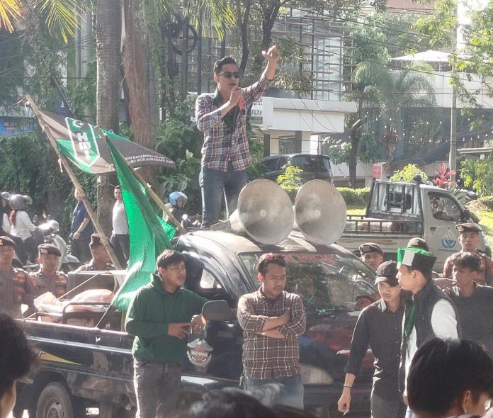 IMG-20250428-WA0381 FOTO: Jenderal lapangan Andika dari Aliansi HmI Korkom UNM, Unibos dan Korkom Perintis menyampaikan 4 tuntutannya saat aksi di Mapolda Sulsel. Seni. (28/4)
