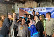Jelang Hari Buruh, Kapolres Gowa Bersama KSPSI Gelar Bakti Sosial Bagikan Bantuan FOTO: Kapolres Gowa AKBP Muh. Aldy Sulaiman melakukan foto selfie bersama para buruh dan pengurus KSPSI Cabang Gowa. Rabu (30/4)