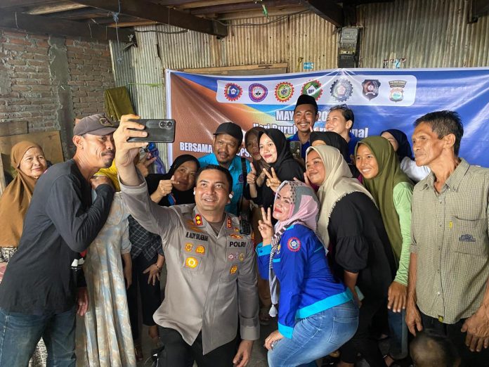 IMG-20250430-WA0220 FOTO: Kapolres Gowa AKBP Muh. Aldy Sulaiman melakukan foto selfie bersama para buruh dan pengurus KSPSI Cabang Gowa. Rabu (30/4)