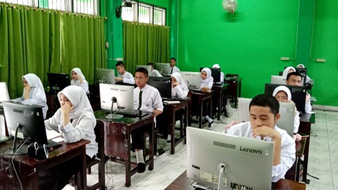 027ff706861e5f2dccb434375ba00676 FOTO: Siswa SMP saat mengikuti PPDB Tahun 2024. (Properti SMA Negeri 17 Palembang)