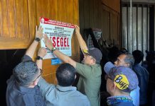 6 THM Disegel, Satu Hotel dapat Peringatan dari Pemprov Sulsel FOTO: Petugas Polisi Pamong Praja atau Satpol-PP saat menyegel salah satu THM di Makassar. (Properti Humas Pemprov Sulsel)